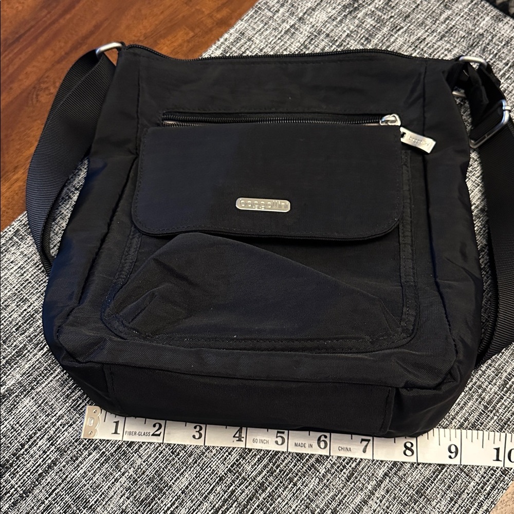 Baggallini Black Crossbody Bag - Picture 7 of 8